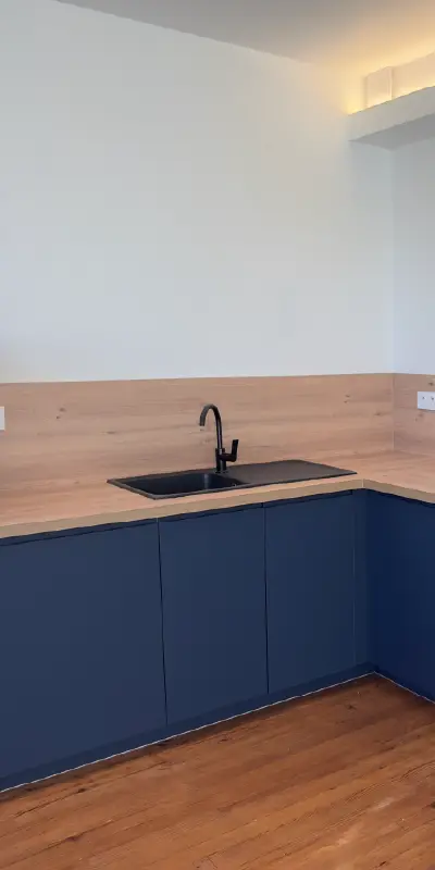 appartement-Dusseaux-photo-verticale-02-01-01 photo de la cuisine équipée après les travaux de rénovation