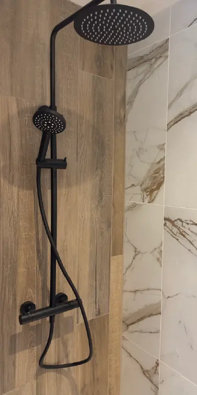 appartement-Dusseaux-photo-verticale-02-01-04 photo du set de douche noir neuf