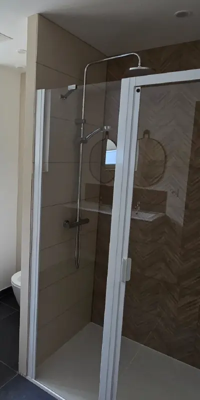 appartement-Periers-photo-verticale-02-02 photo de la salle de bain entièrement rénovée