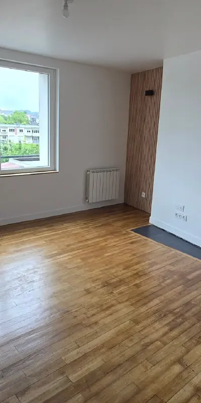 appartement-Periers-photo-verticale-02-03 photo du salon rénové avec parfait refait à neuf et peinture sol et plafond