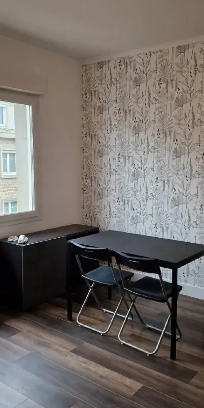 appartement-coutances-photo-verticale-02-01-02-02-01 photo du salon rénové avec pose d'un papier peint