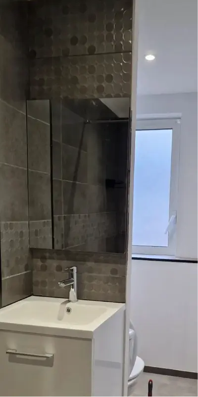 appartement-coutances-photo-verticale-02-01-02-02-02 photo de la salle d'eau et wc après les travaux de rénovation