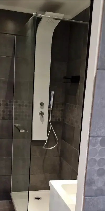 appartement-coutances-photo-verticale-02-01-02-02-03 photo de la douche neuve après le chantier