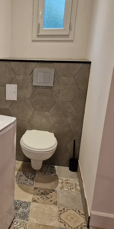 photo de la pose du carrelage et des wc dans l'appartement rénové de Vire
