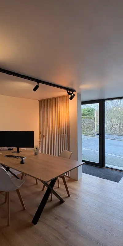 image de la rénovation des bureaux avec un bureau et l'entré de l'entreprise