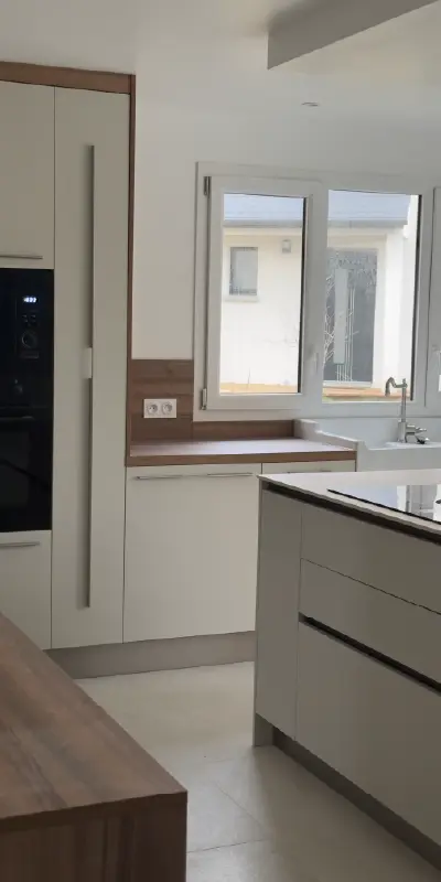 maison-granville-photo-verticale-01 Photo de la pose d'une cuisine lors d'une rénovation de maison à Granville