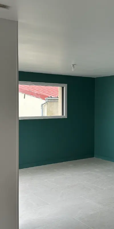 maison-granville-photo-verticale-02 photo d'un mur peint avec pose de sol lors des travaux dans la maison neuve de Granville