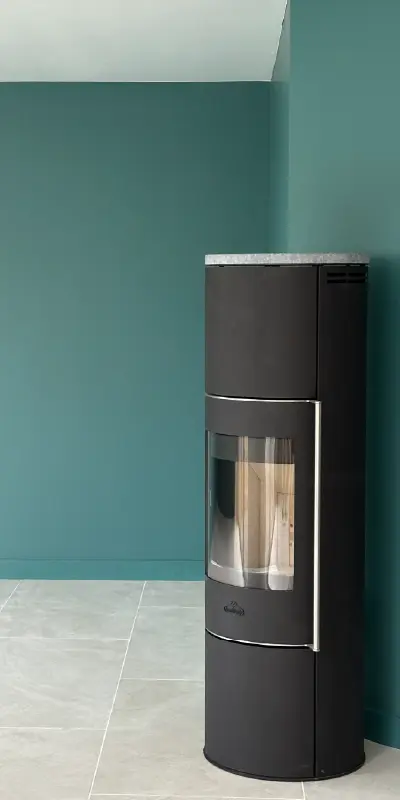 maison-granville-photo-verticale-03 photo d'un poele à bois avec peinture neuve au mur lors de la rénovation à Granville