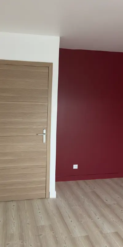 maison-granville-photo-verticale-05 Photo d'une chambre avec peinture (rouge) mur et plafond, pose du parquet au sol.