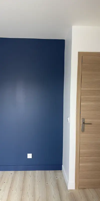 maison-granville-photo-verticale-06 Photo d'une chambre, avec peinture (bleu) mur et plafond, pose du parquet au sol.
