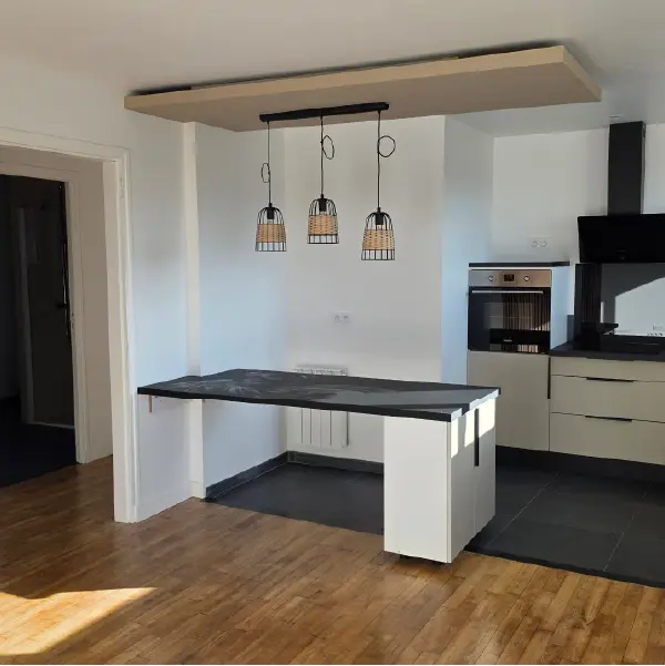 photo d'une cuisine équipée posé par l'entreprise de rénovation à Périers dans la manche (normandie)