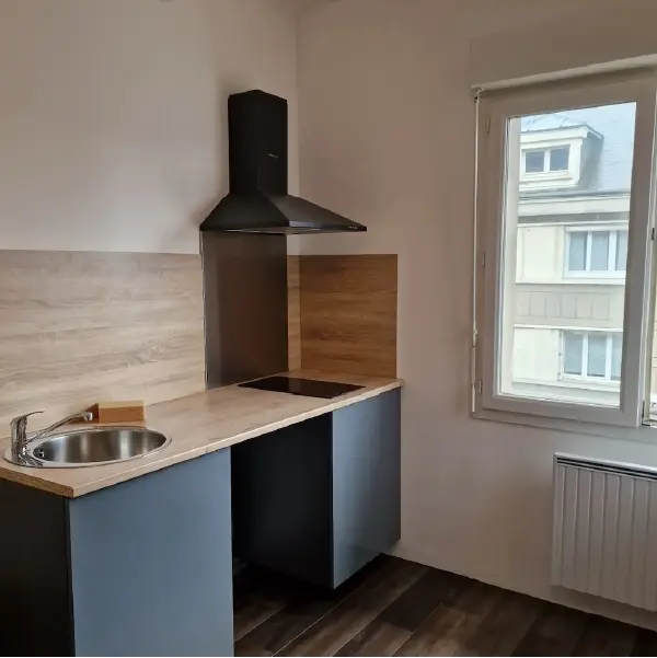 Photo de réalisation de travaux avec cuisine pour un investissement locatif à Coutances (Manche)