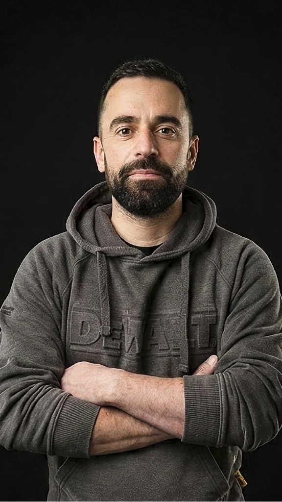 photo de Bastien, co gérant, éléctricien et plombier de l'entreprise de rénovation.