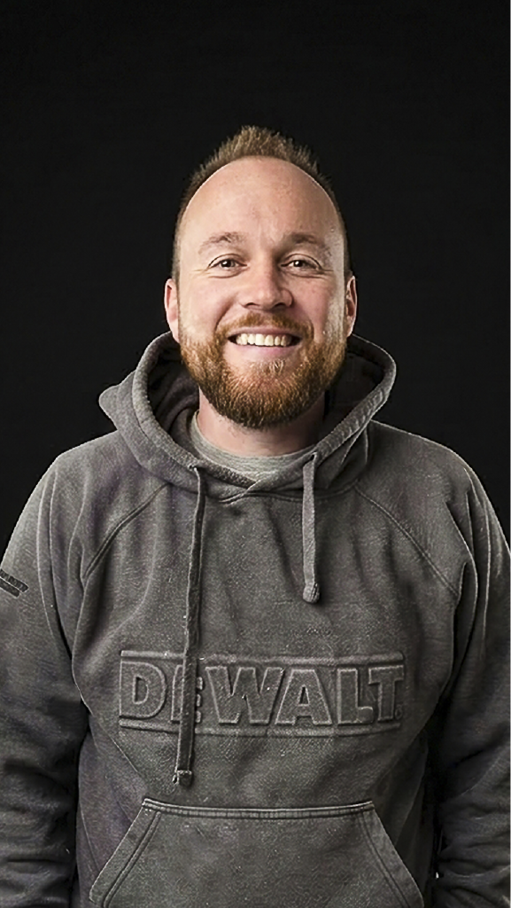 photo de Anthony, co gérant, éléctricien et plombier de l'entreprise de rénovation.