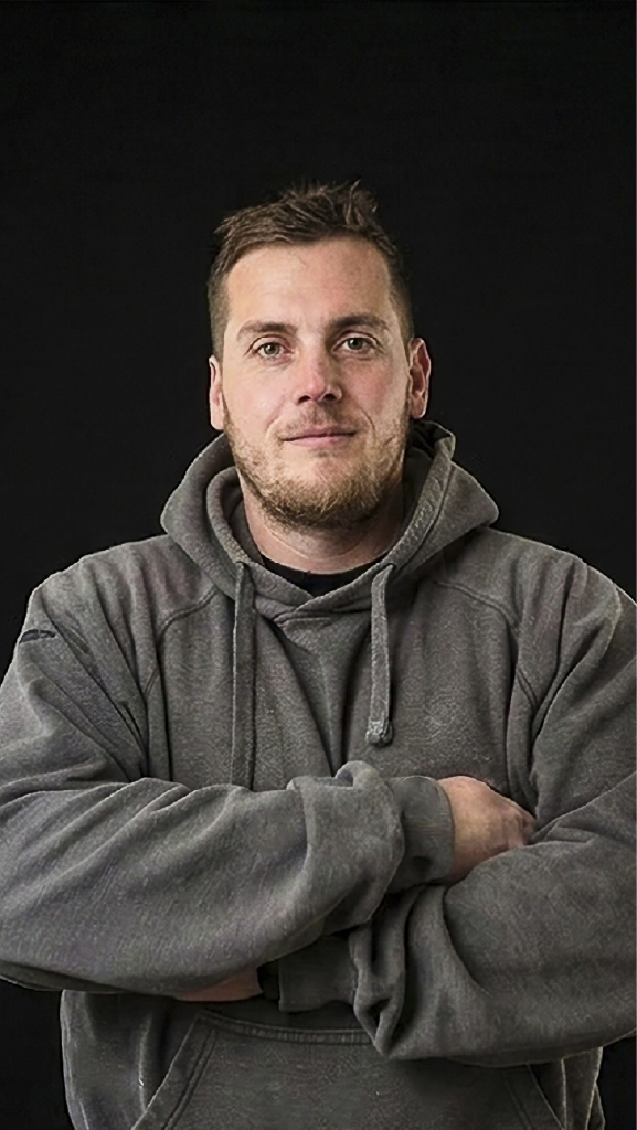 photo de Kilian, plaquiste et plâtrier de l'entreprise de rénovation.